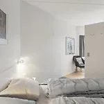 Apartment Bad, Lejl 18