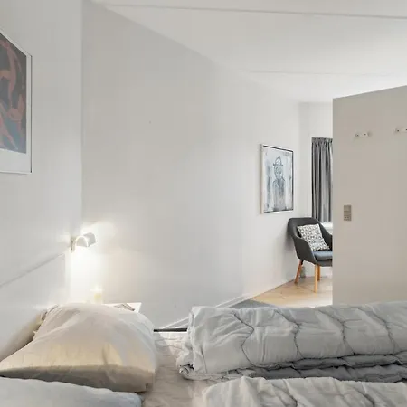 Apartment Bad, Lejl 18